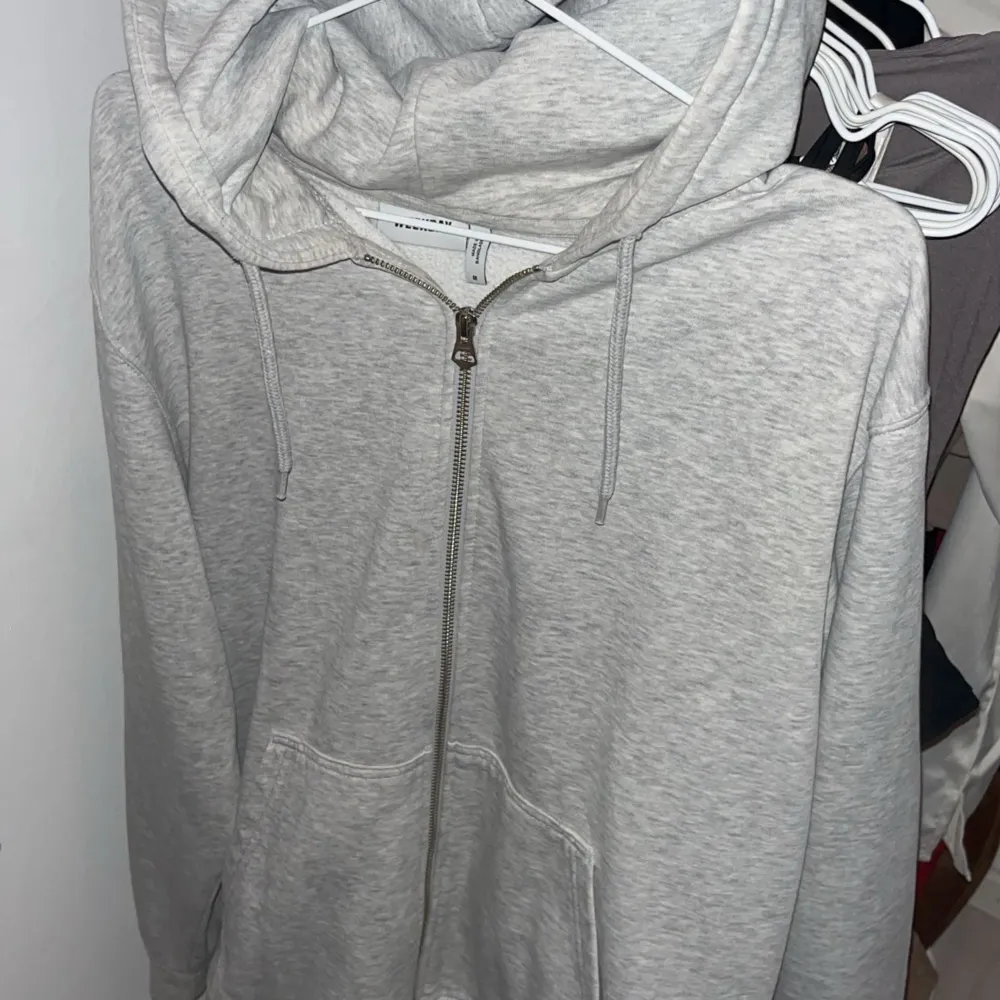 Säljer denna gråa zip hoodie från weekday då den inte används längre. Storlek M. Nypris är 470 kr men säljer för 200. . Hoodies.