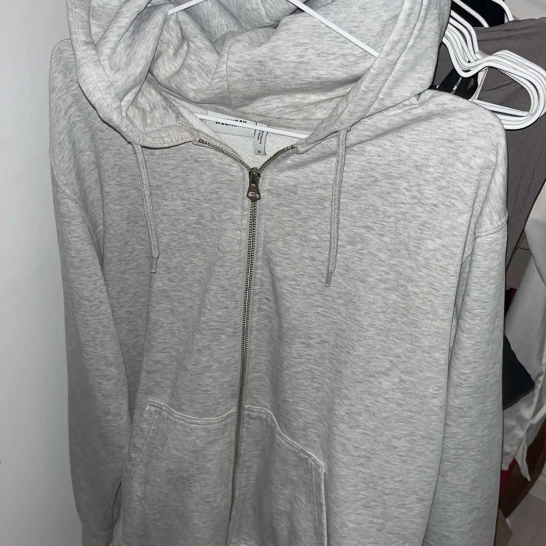 Grå zip hoodie weekday