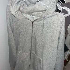 Säljer denna gråa zip hoodie från weekday då den inte används längre. Storlek M. Nypris är 470 kr men säljer för 160