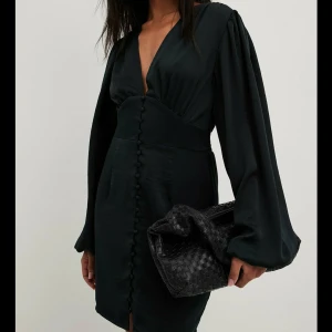 Svart klänning - Säljer en svart klänning ifrån na-kd köpt på sellpy. Säljer den pågrund av att den satt för litet på mig. Hör av dig vid intresse!