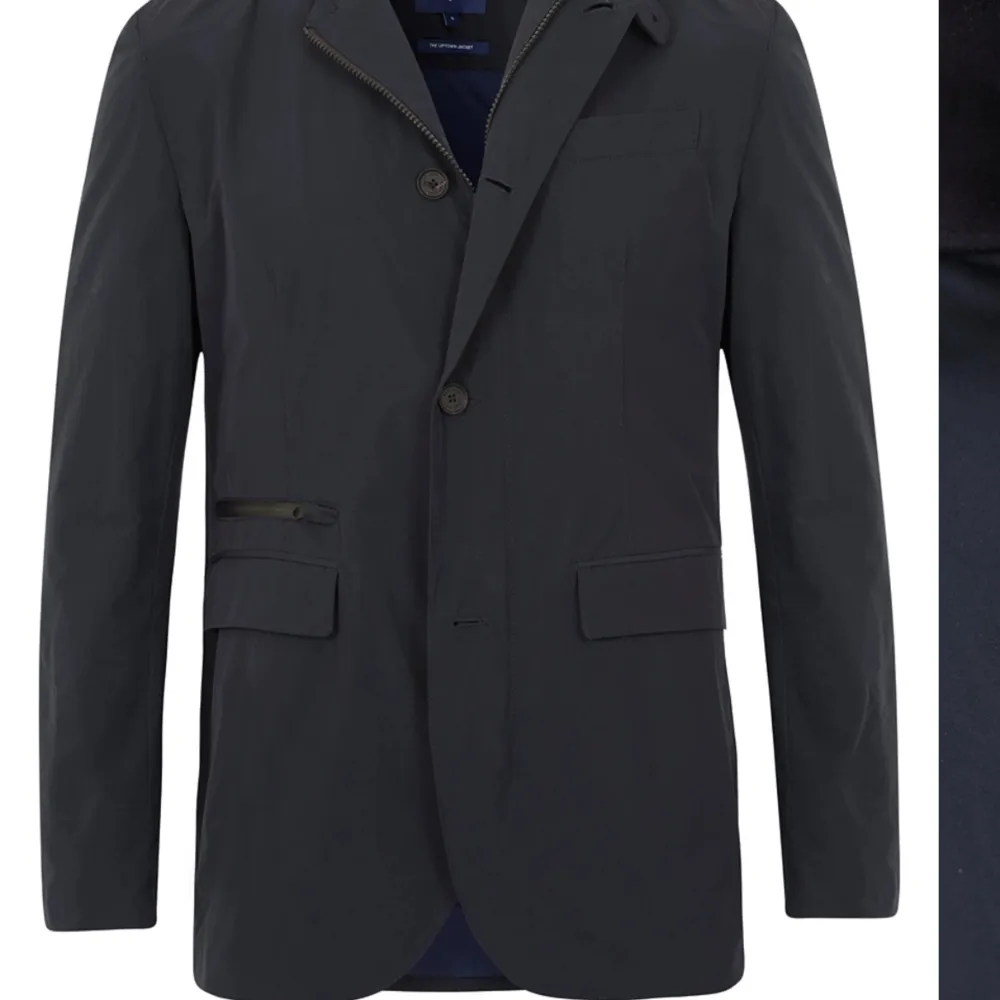 The Uptown Jacket från GANT. Knappt använd och ser ut som helt ny. Nypris 4000 kr och säljes för 800 kr.. Jackor.