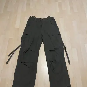 Baggy cargo pants, som ny (använt 1 gång), original pris ungefär 700kr.💗