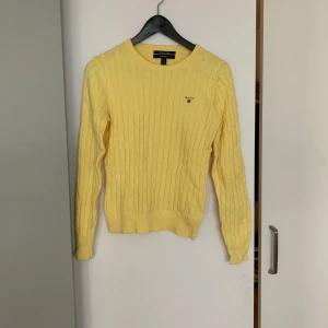 GANT klassisk ribbstickad tröja - En klassiker i härlig gul färg  Använd sparsamt  Nyskick 