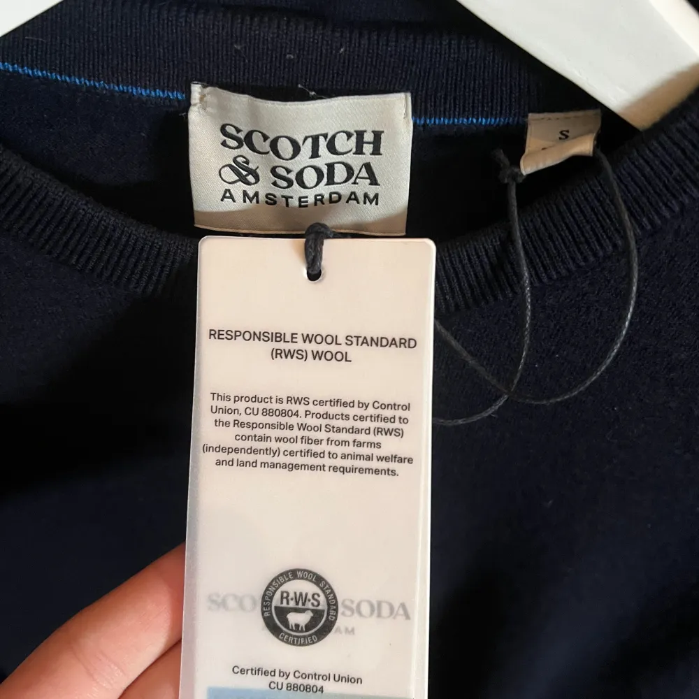 Mörkblå stickad tröja från Scotch & Soda, storlek S. Ny pris runt 1000kr. Stickat.