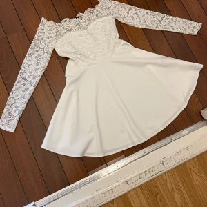 Studentklänning  - Helt oanvänd vit finklänning, perfekt till studenten. Helt oanvänd pågrund av att jag hade en annan på studenten. Off shoulders och prislapp finns kvar. Nypris ca 600 kronor.