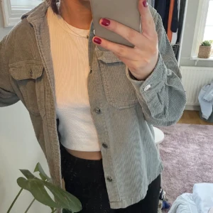 Grön vårjacka  - Superfin vår/sommarjacka🌸 Storlek L men skulle mer säga att det är en M/S💕💕