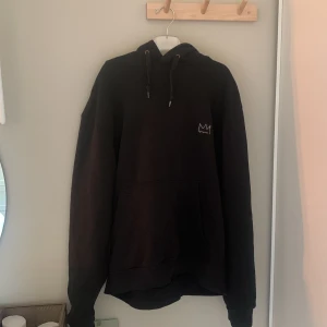Hov1 hoodie - Säljer denna as snygga hov1 hoodie köpt föra året på deras konsert för 600kr använd en fåtal gånger, den känns som helt ny om det är några frågor så är det bara o fråga💘