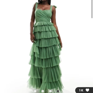 Balklänning  - Intressekoll på denna superfina klänning från lace and beads. Ska kanske ha en annan klänning därav att jag eventuellt vill sälja😇skriv gärna privat för egna bilder eller frågor🩷vill sälja för minst 1100kr