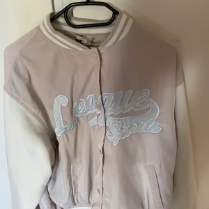 Baseball jacka - Jackan är i gott skick men har några fläckar på ryggen. Men fläckarna går lätt bort med en tvätt! Det är bara att höra av sig om man vill ha fler bilder eller undrar över något. Är själv xs/s och den sitter oversized på mig.