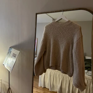 Stickad tröja - Stickad tröja med bästa passformen!! Färgen är mer som på andra bilden! 