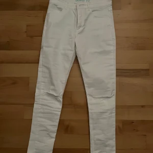 Vita jeans - Helt nya jeans, skinny fit och super stretch. Hål vid knäna. Strl 146