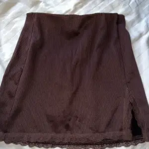Säljer denna sköna kjol från hm. Sparsamt använd ca 2 gånger. Väldigt stretchig