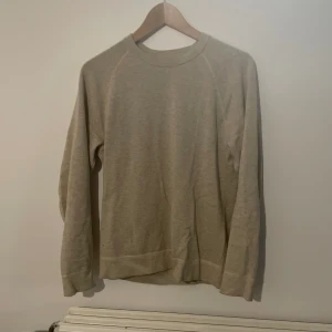 Stickad sweatshirt  - Stickad sweatshirt, mycket bra skick. Skriv om nån har en fråga.