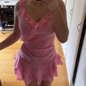 Klänning  - Aldrig använd, endast testad, prislapp kvar.  Rosa klänning från Boohoo, säljer för den var för lite. 