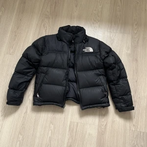 The North Face Jacka (700 Nuptse) - Säljer denna feta North face jacka i storlek S. Jackan är i grymt bra skick inga skador, hål eller någon sorts defekt! Det är en kvinno modell på jackan! Säljer den för endast 850 då jag vill bli av med den och köpa en väst! Nypris 3000