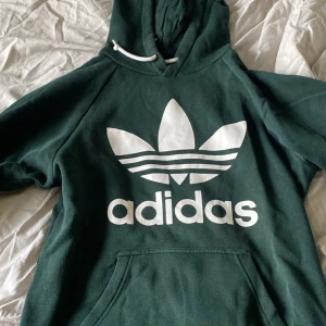 Adidas-hoodie - Adidas-hoodie i bra skick