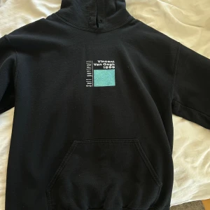 Hoodie - Hoodie från Reclaimed Vintage. Unisex. Lite fläck ( se bild 2 )  Van Gogh tryck bak!