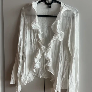 Topp  - Säljer denna fina topp från shein. Köpt för en månads sen och är aldrig använd. Storlek S (36) men passar XS och M då man knyter den fram till!   Hör av dig vid frågor eller mer bilder!!