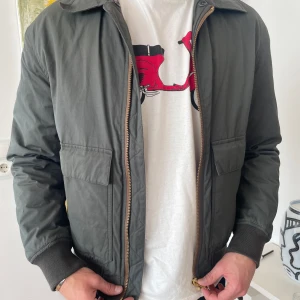 Filippa K bomber jacka - Bomber jacka från Filippa K. Väldigt fint skick förutom liten flaw vid fickan. Nypris runt 2500