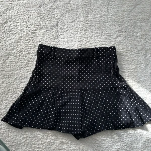 Kjol - Så söt svart kjol med vita prickar på, den har ett par undershorts i samma mönster (som inte syns när man har på sig den).🌸🌸🌸 💜💜💜