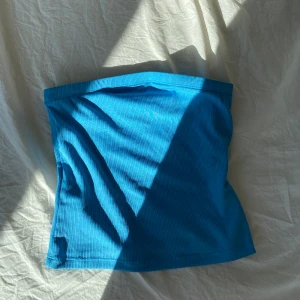 Tubtopp/bandeautopp - Tubtopp i en Såå fin blå färg. Är i storlek xs men är väldigt stretchig. Jättefint skick💕