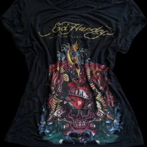 Vintage Ed Hardy T shirt S - Ed Hardy T shirt i okej skick, några av diamanterna har fallit av men fortfarande i smickrande skick