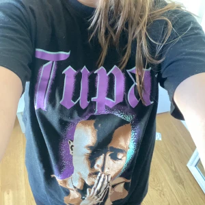 2pac tshirt  - Knappt använd. Storlek M men lite oversized. Mindre än min andra annons på tupac tshirt💗💗