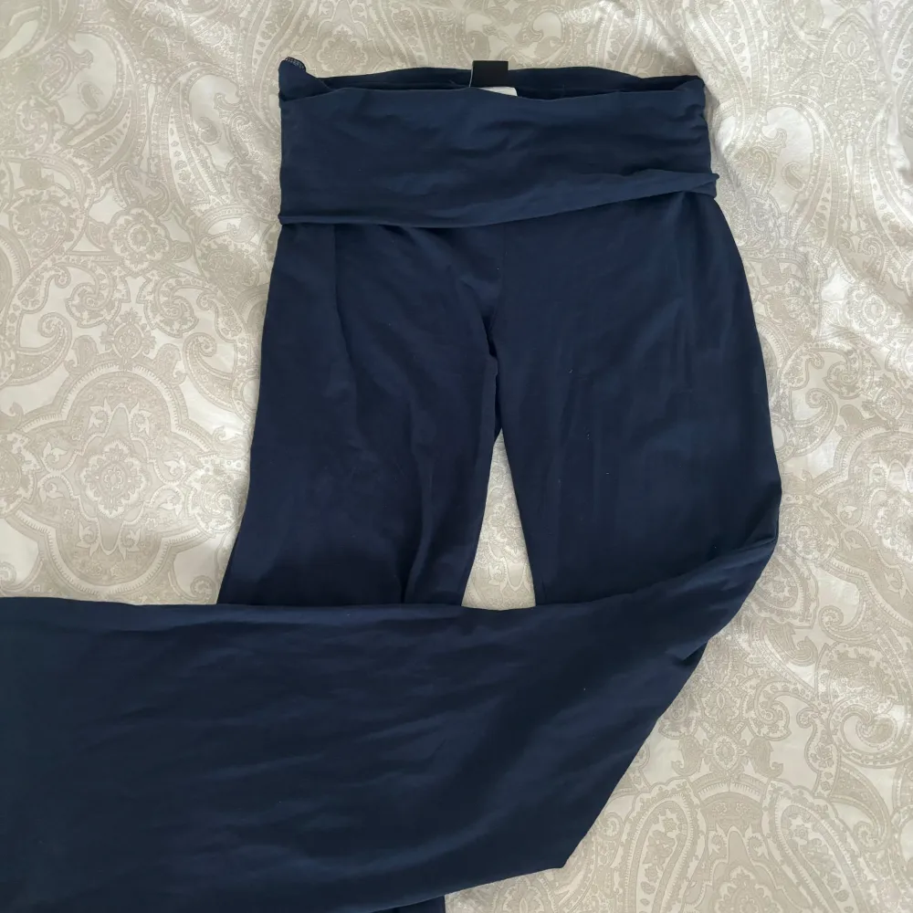 Yoga pants från Gina tricot u mörk blå, storlek S. Säljer för 120 kr.. Jeans & Byxor.