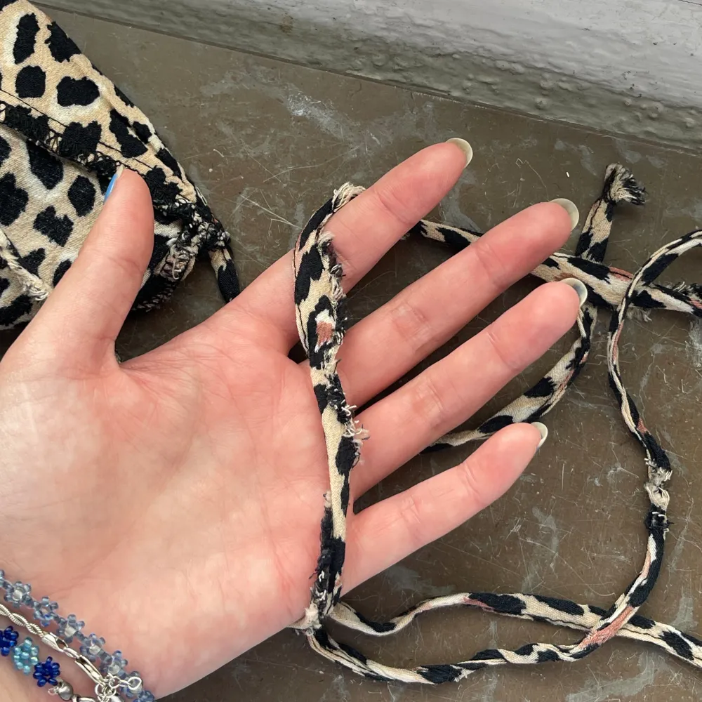 Fin strandklänning med leopardprint! Själva klänningen är i bra skick men knytbanden är rätt slitna. Dock går det enkelt att sy på nya om de skulle gå sönder 🥰🕺🏼. Klänningar.