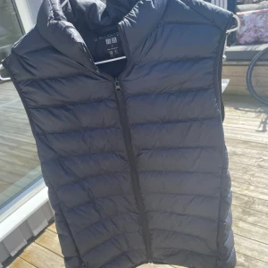 Uniqplo väst  - Säljer nu min uniqlo väst då den är lite för liten, köpt i vintras och har används Max 10 ggr, inga defekter eller liknande. Storlek S och tts. Bara att skriva vid frågor eller bud 