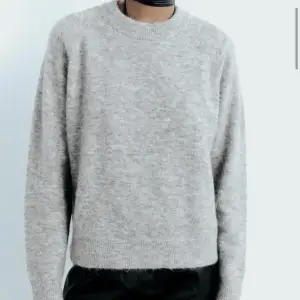superfin stickad tröja från zara ☺️💓💓köpt för 399 & säljer för 200 då den är helt oanvänd 💞storlek s! 