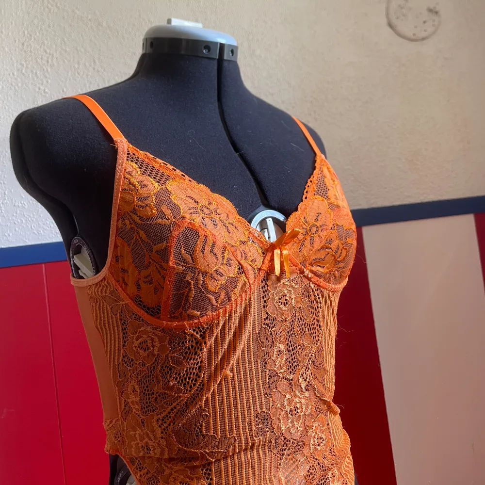 Super fin mesh body/lingerie i en unik orange färg! . Toppar.
