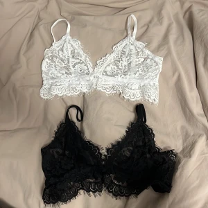 Spets-bh - Säljer BÅDA mina spets-BHar. En svart & en vit i samma modell. Lapparna är avklippta men bör tvättas som vanligt! Knappt använda så i mkt bra skick! De har reglerbara band💞