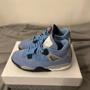 Jordan 4 UNC - Strlk 42, 9/10 skick använd några få gånger. Kan mötas sthlm