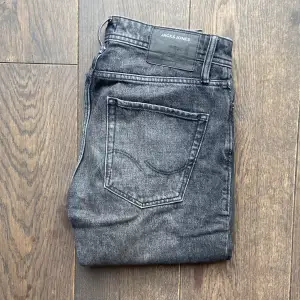 Ett par sjukt snygga Jack and Jones jeans! Grymt bra skick, endast använda ett par gånger | Slim-striaght passform | Storlek 28/32 | Nypris runt 700kr, mitt pris endast 100kr. 