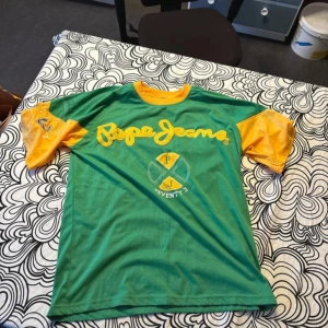 Gul och grön Y2K T-Shirt - Mycket bra skick. Använd ett par gånger.