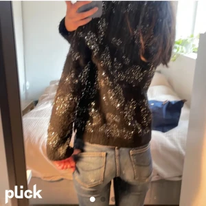 Fest kofta - Jättesnygg kofta med leopardmönstrad som är gjort av paljetter, kliar inte! Finns en liten defekt på en av ärmarna men inget man ser eller tänker på vid användning🌟