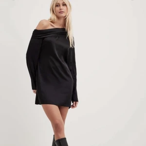 Svart klänning - Så fin one shoulder klänning från NA-KD, bara använd en gång så som ny