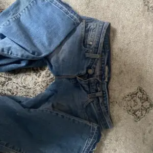 Lågmidjade jeans från Levis Midjemått tvärs över: 38 Innerbenslängd: 82