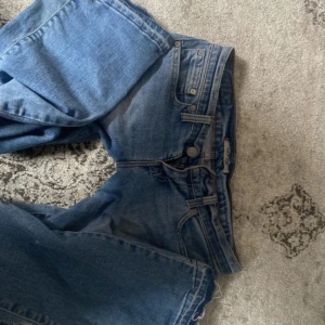 jeans  - Lågmidjade jeans från Levis Midjemått tvärs över: 38 Innerbenslängd: 82