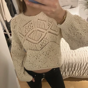 Hålstickad tröja - Säljer denna jättefina tröja från Zara, perfekt inför vår och sommaren!  Storlek M men skulle säga att den passar xs-m (jag är s) Tröjan är sparsamt använd och  i mycket bra skick!💕 