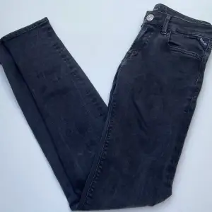 Säljer dessa feta replay jeans färgen svart. Storleken är W28 skick är 8/10 om du har frågor och fundreringar så är det bara att skriva. Mvh SVC