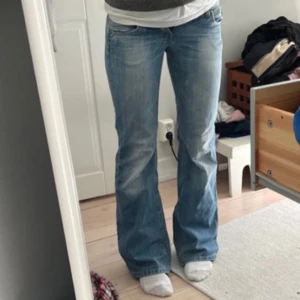 Lågmidjade bootcut jeans  - Köpta av en tjej på Vinted men säljer då de inte passade💗Midjemåttet är76cm och Innerbenslängden är 78cm💗