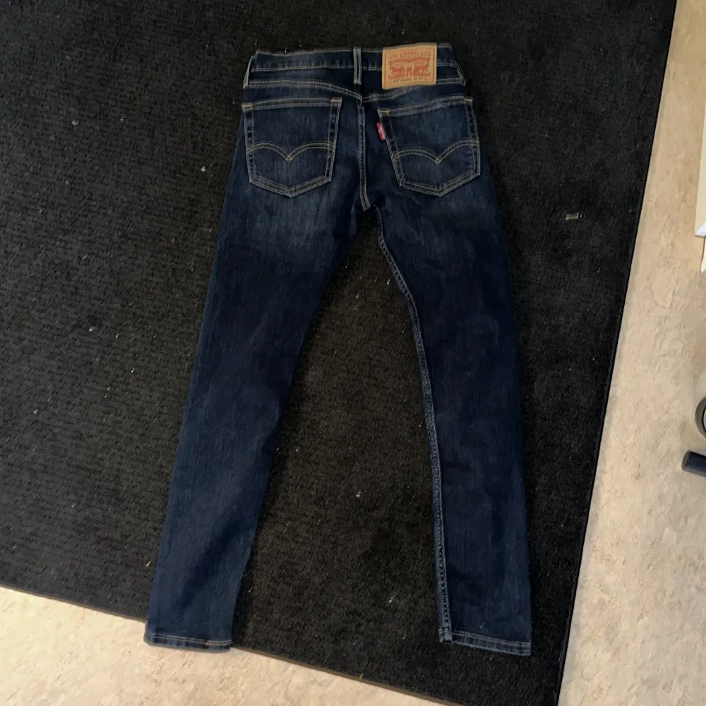 Ett par Levi’s jeans i storlek 28. Jeans & Byxor.