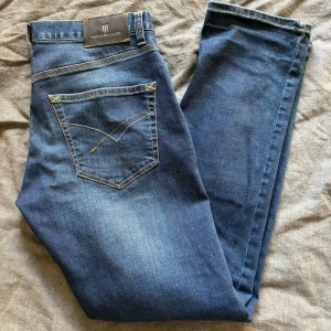 Hansen&Jacob jeans - Jättesnygga och sköna jeans ifrån Hansen&Jacob. Byxorna är bara använda ett fåtal gånger. Ifall ni har frågor eller vill ha fler bilder är de bara att skriva Byxorna är lite stora i storlek så ifall ni vill ha mått eller liknade är de bara att skriva