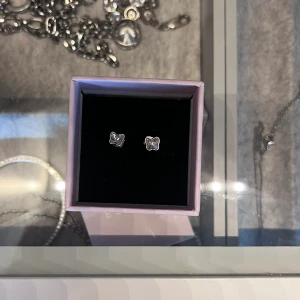 Örhängen  - Säljer dessa supergulliga fjärils örhängen, som längre inte kommer till användning🥰💓