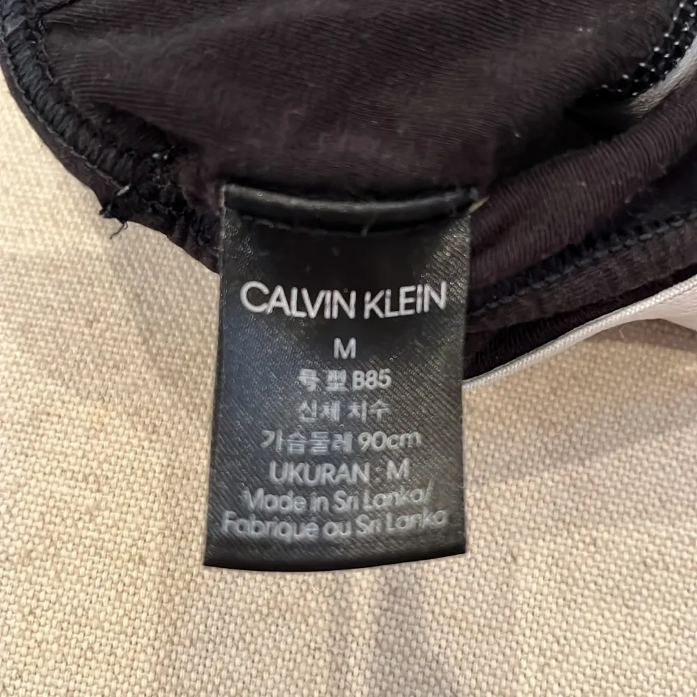 Jättefin topp ifrån Calvin Klein som är använd fåtal gånger. Den är i nyskick. Ordinarie pris är 400.. Toppar.