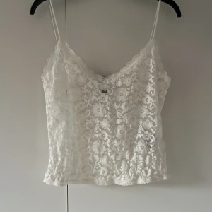 Spets linne - Säljer ett vitt spets linne från hm☺️Köpte den i vintras men har aldrig använts💕