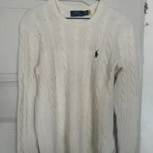 Vit ralph lauren knit sweatshirt, bra kondition, nypris 2500, riktig, brädd 44 cm längd 61 cm