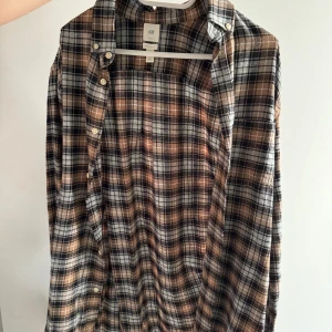 Rutig skjorta  - Skjorta från HM. Som ny!